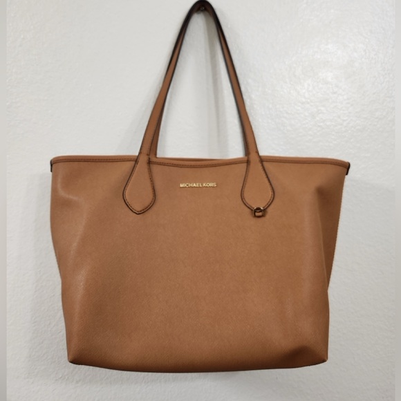 Michael Kors Saige Med Reversible Tote and Zip Clutch - Picture 10 of 10